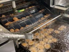 揚げ物の調理の様子
