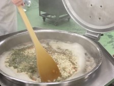 汁物の調理の様子