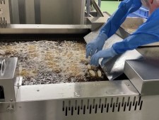揚げ物の調理の様子