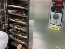 蒸し物焼き物の調理の様子