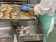 蒸し物焼き物の調理の様子
