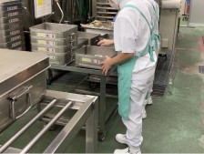 蒸し物焼き物の調理の様子