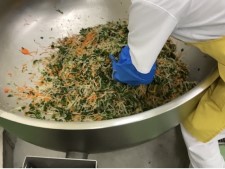 和え物の調理の様子