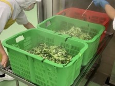 和え物の調理の様子